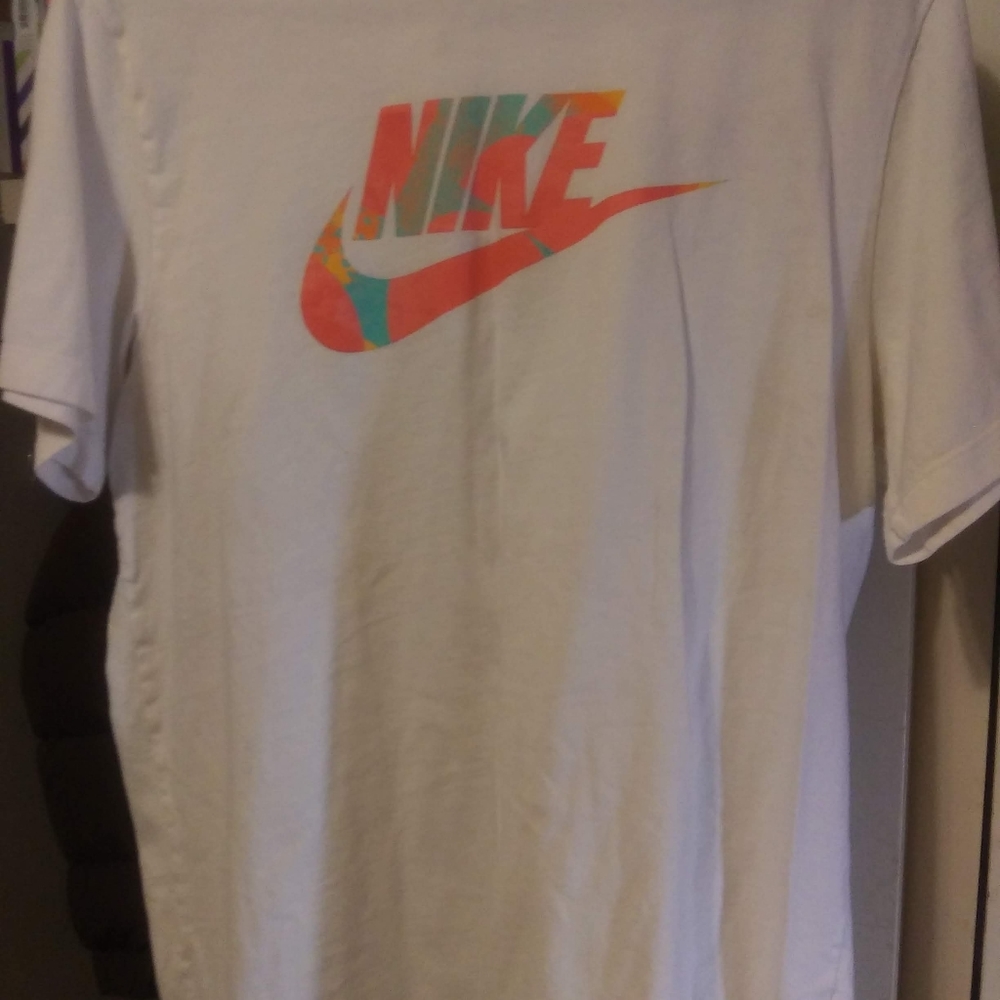 Nwot. Nike tee
